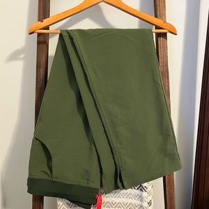 Figs Kade cargo scrub pants, size L in color “olive”